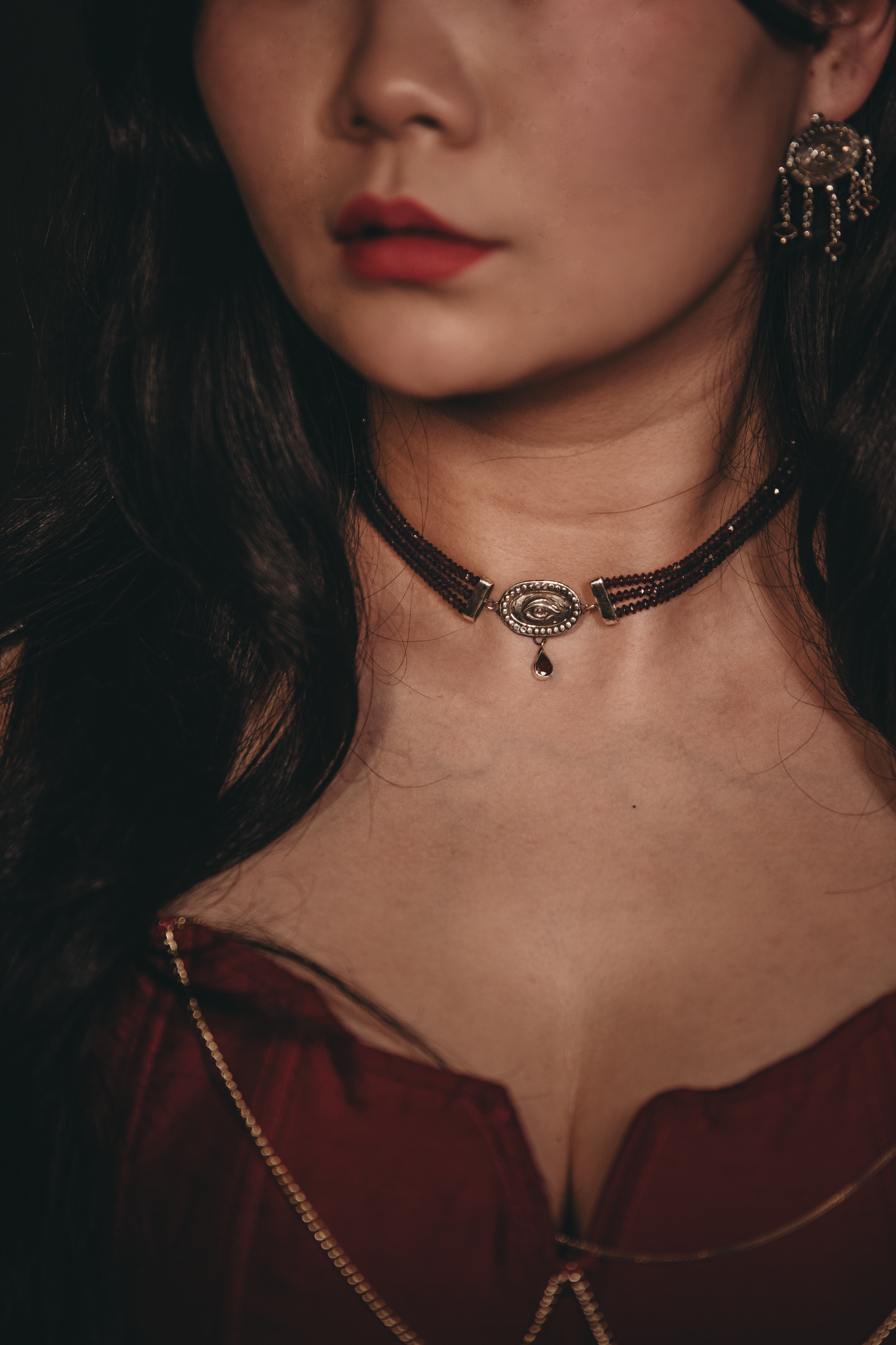 LOVERS EYE Garnet Choker in Sterling Silver