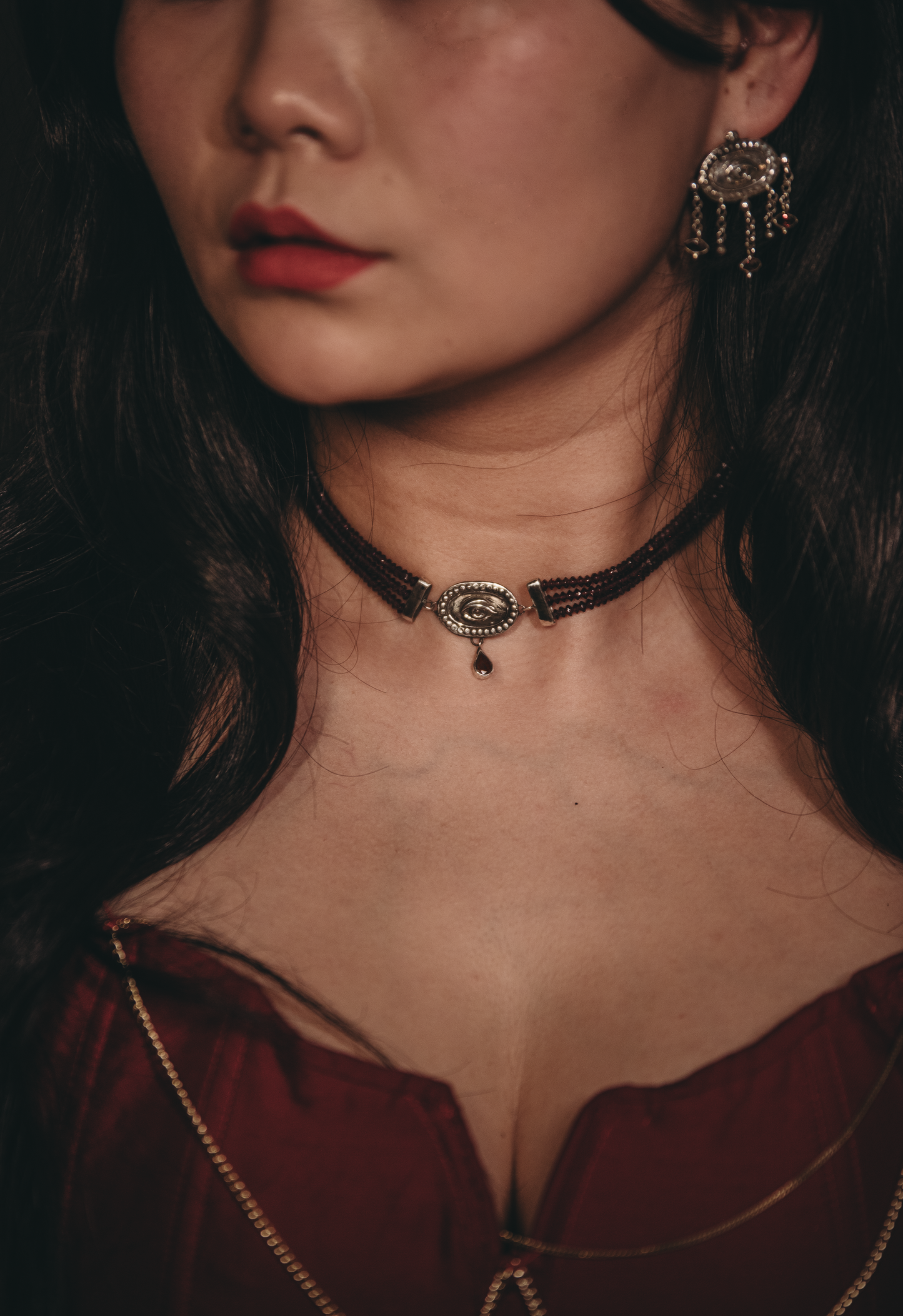 LOVERS EYE Garnet Choker in Sterling Silver