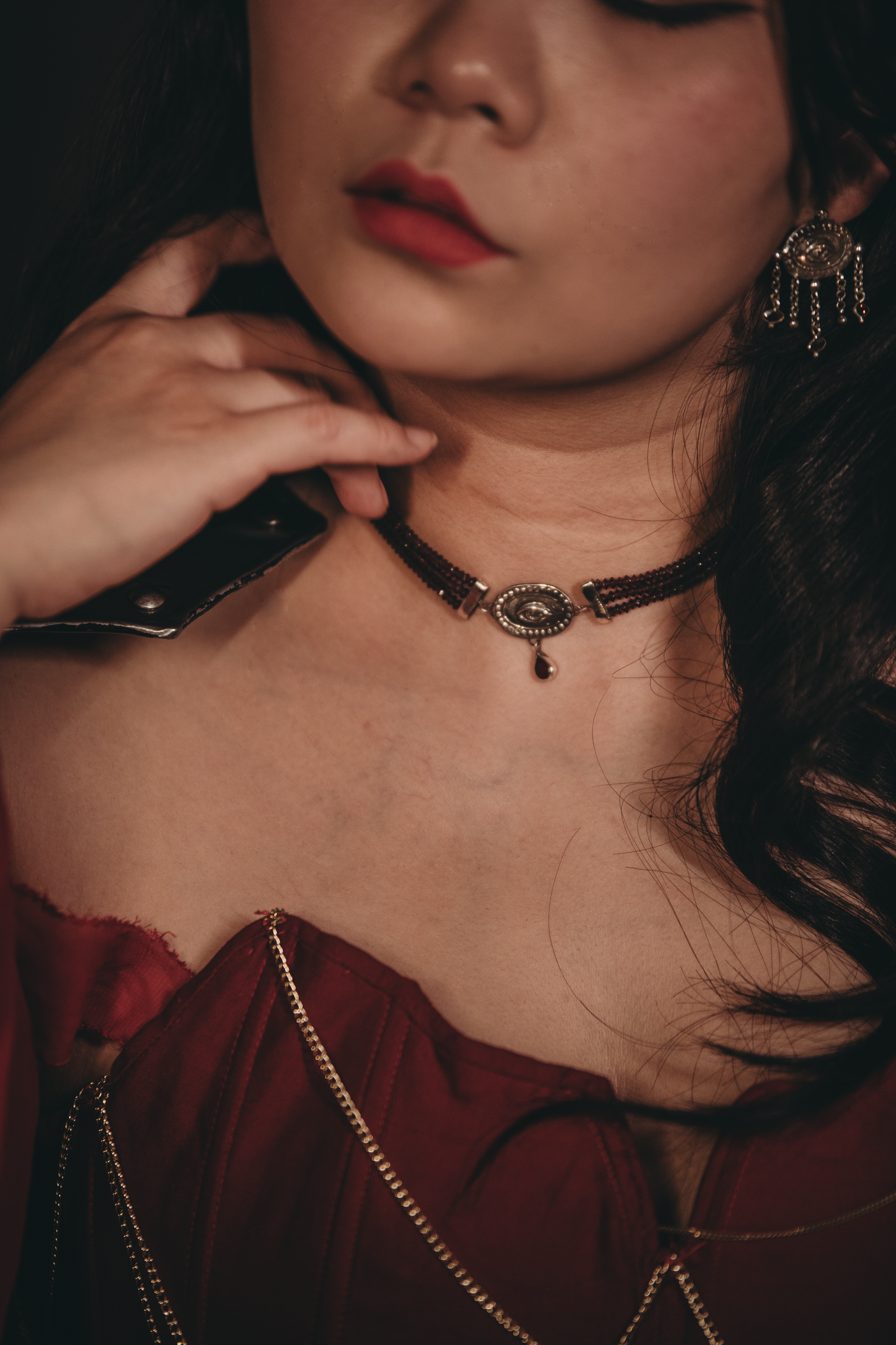 LOVERS EYE Garnet Choker in Sterling Silver
