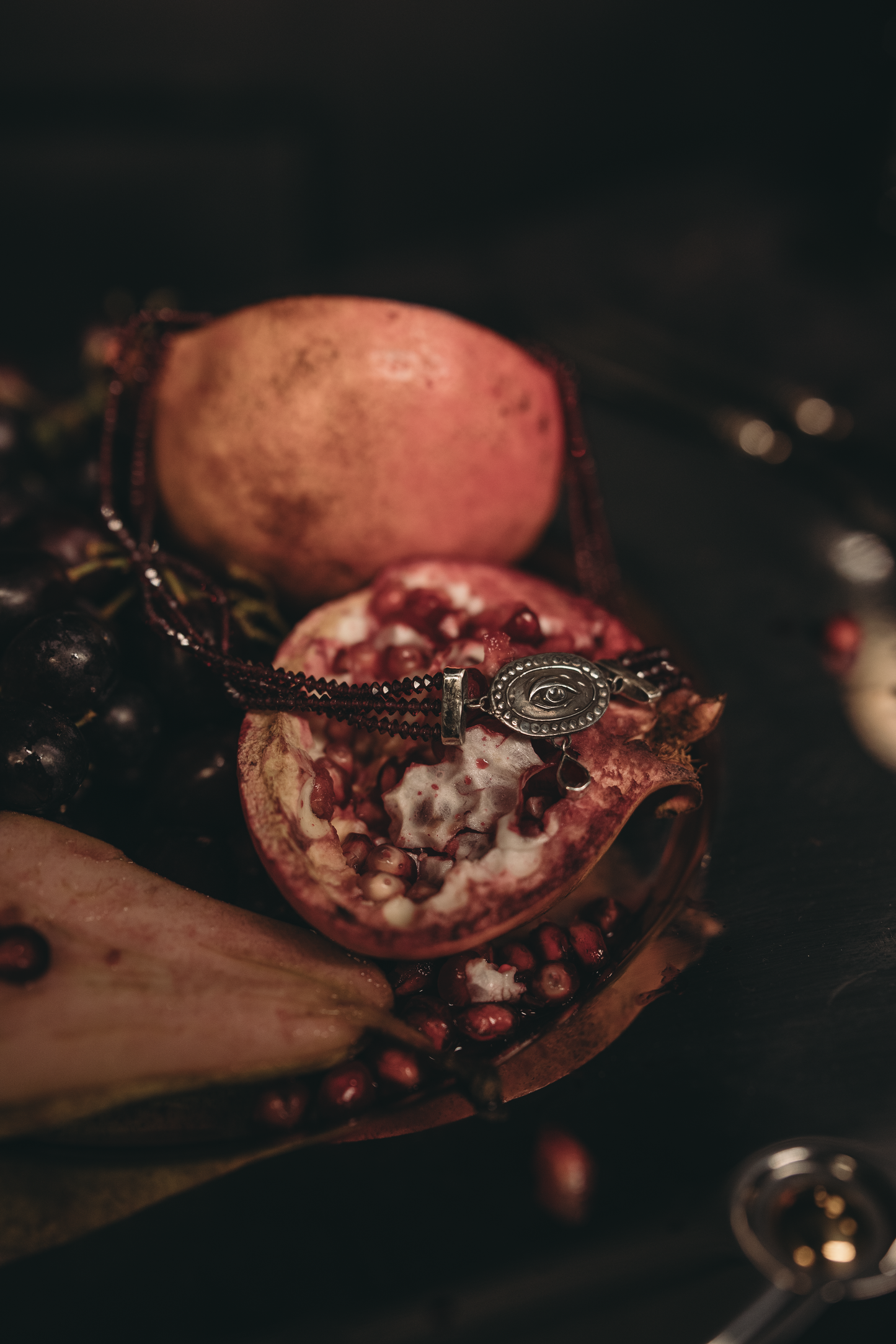 LOVERS EYE Garnet Choker in Sterling Silver