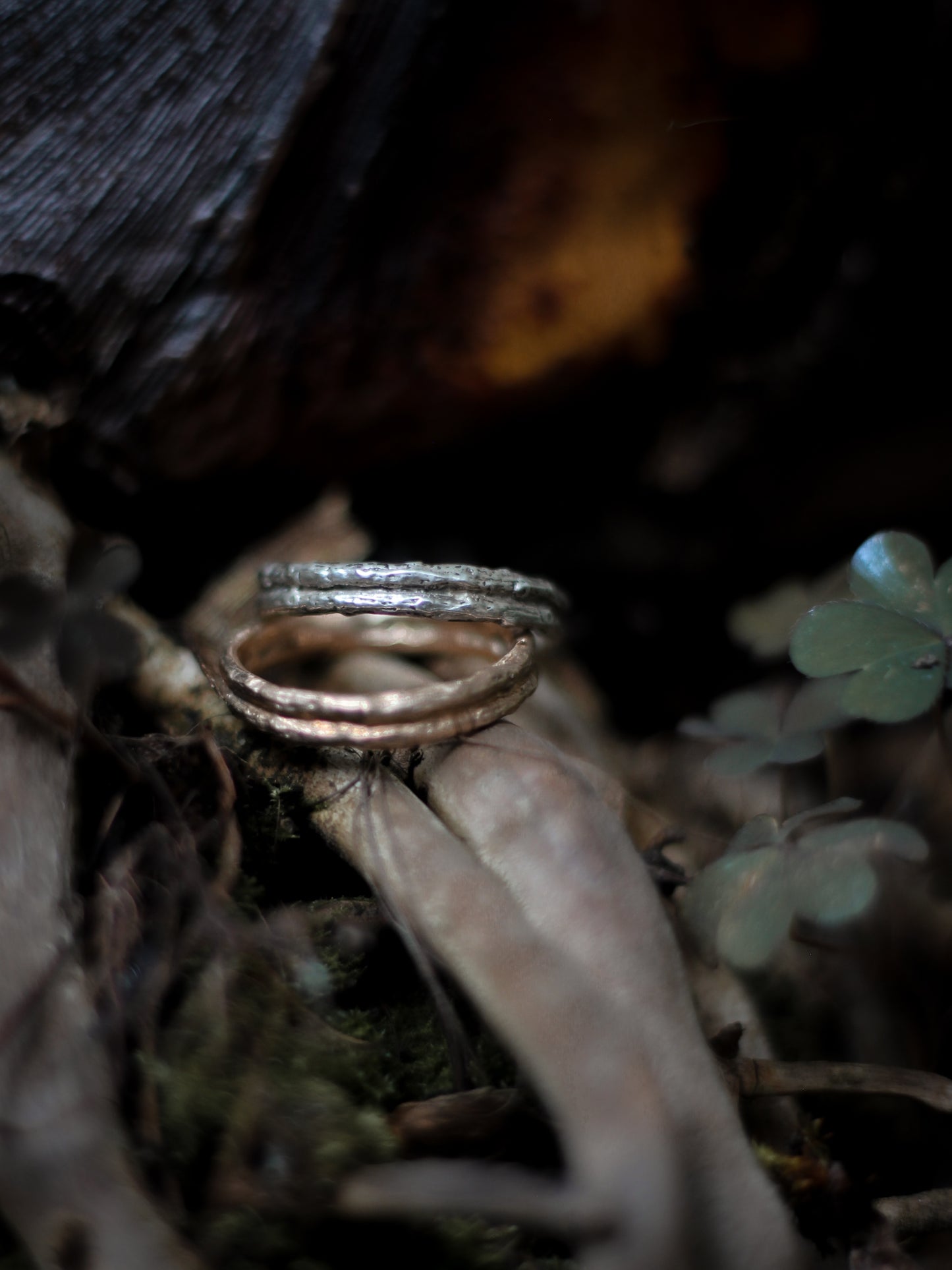 DRYAD III thin Emerald Treebark Texture Wedding Ring