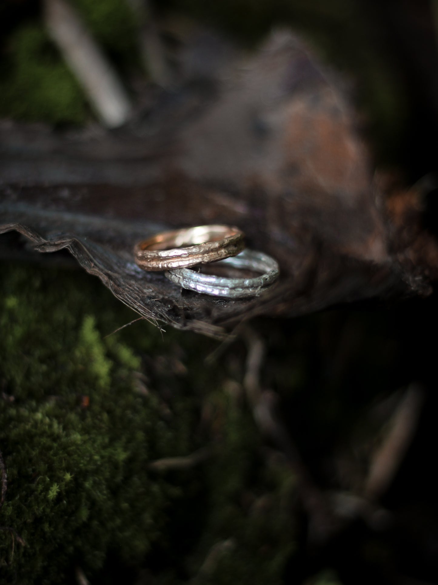 DRYAD III thin Emerald Treebark Texture Wedding Ring