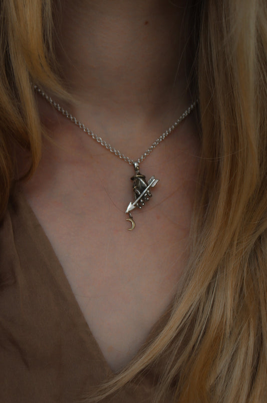 RELICS armors arrow hand necklace with brass details