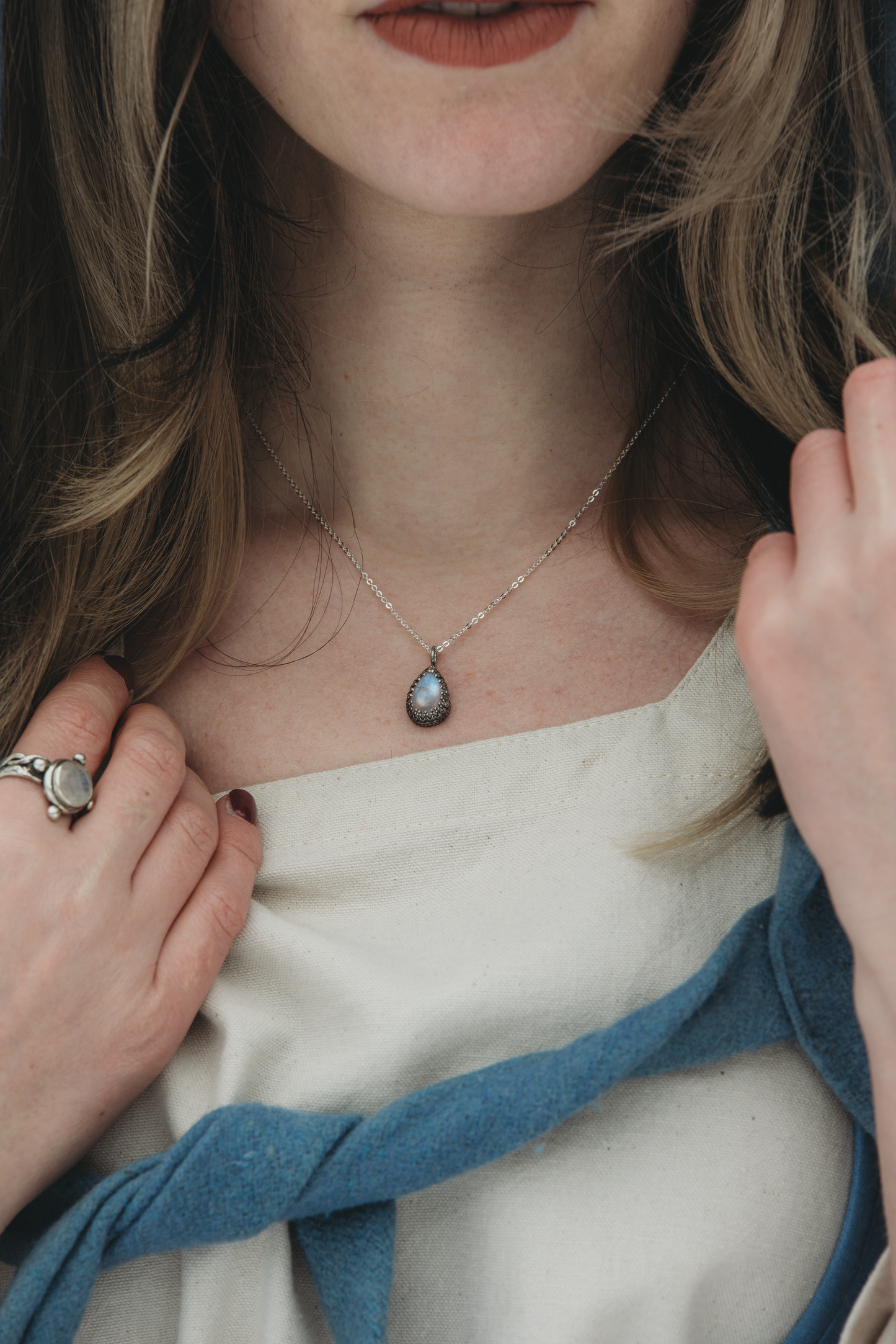 SYLÚN Mondstein-Tropfenhalskette aus Sterlingsilber