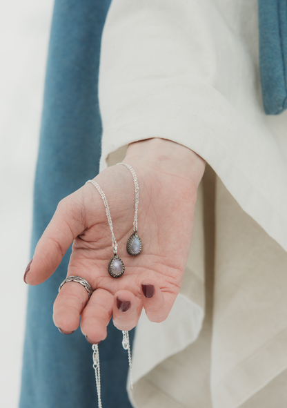 SYLÚN Mondstein-Tropfenhalskette aus Sterlingsilber