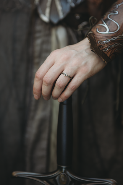 NÁNDILAS Elven Ivy Ring in Sterling Silver