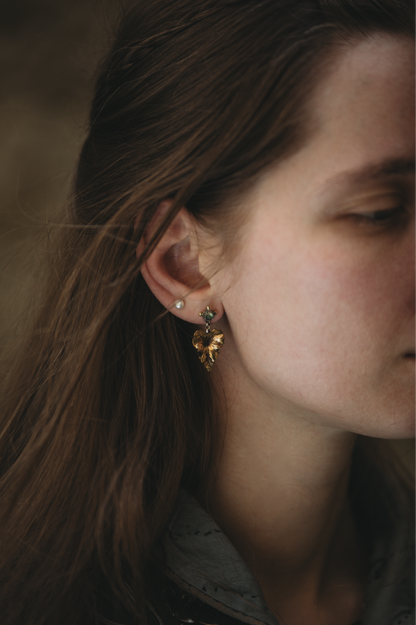 NÁNDILAS Elven Ivy Peridot Earrings in Brass and Silver