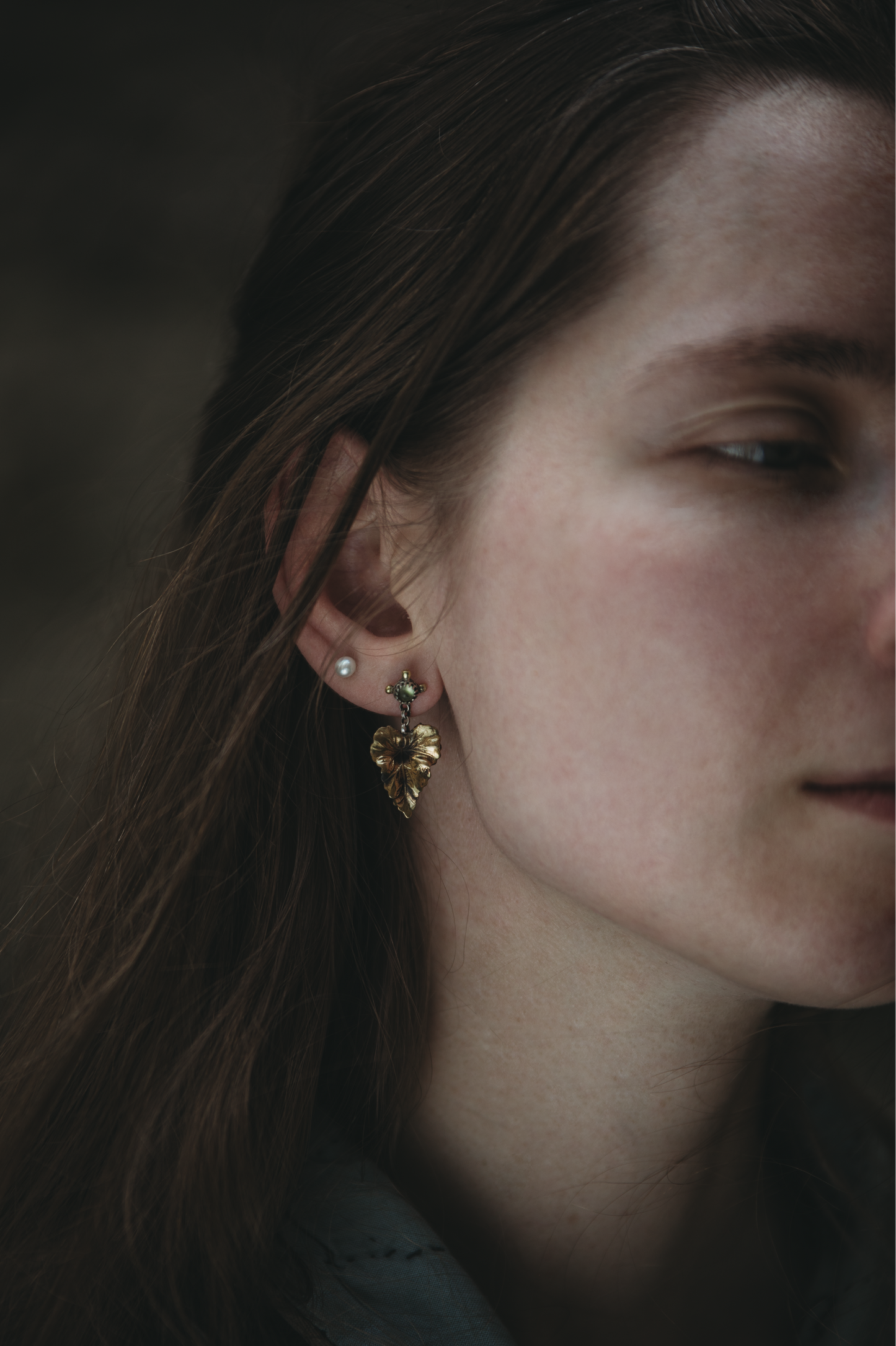 NÁNDILAS Elven Ivy Peridot Earrings in Brass and Silver