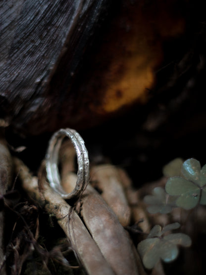 DRYAD III thin Emerald Treebark Texture Wedding Ring