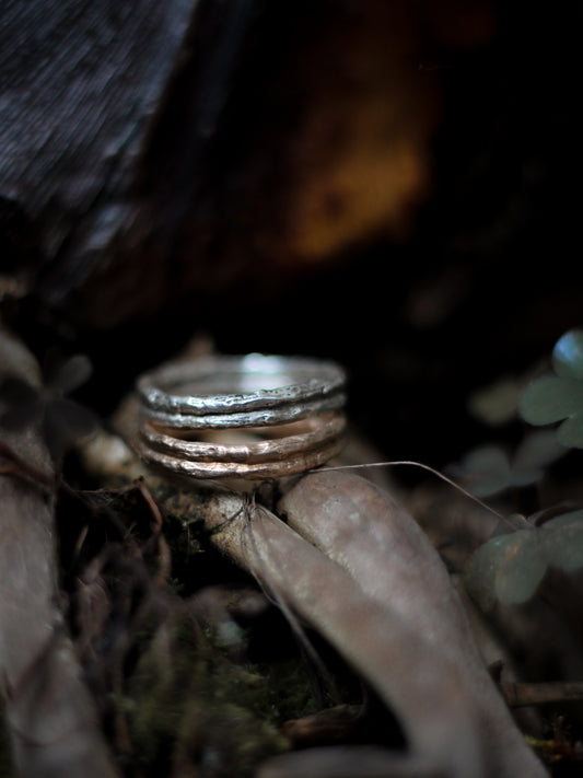 DRYAD III thin Emerald Treebark Texture Wedding Ring