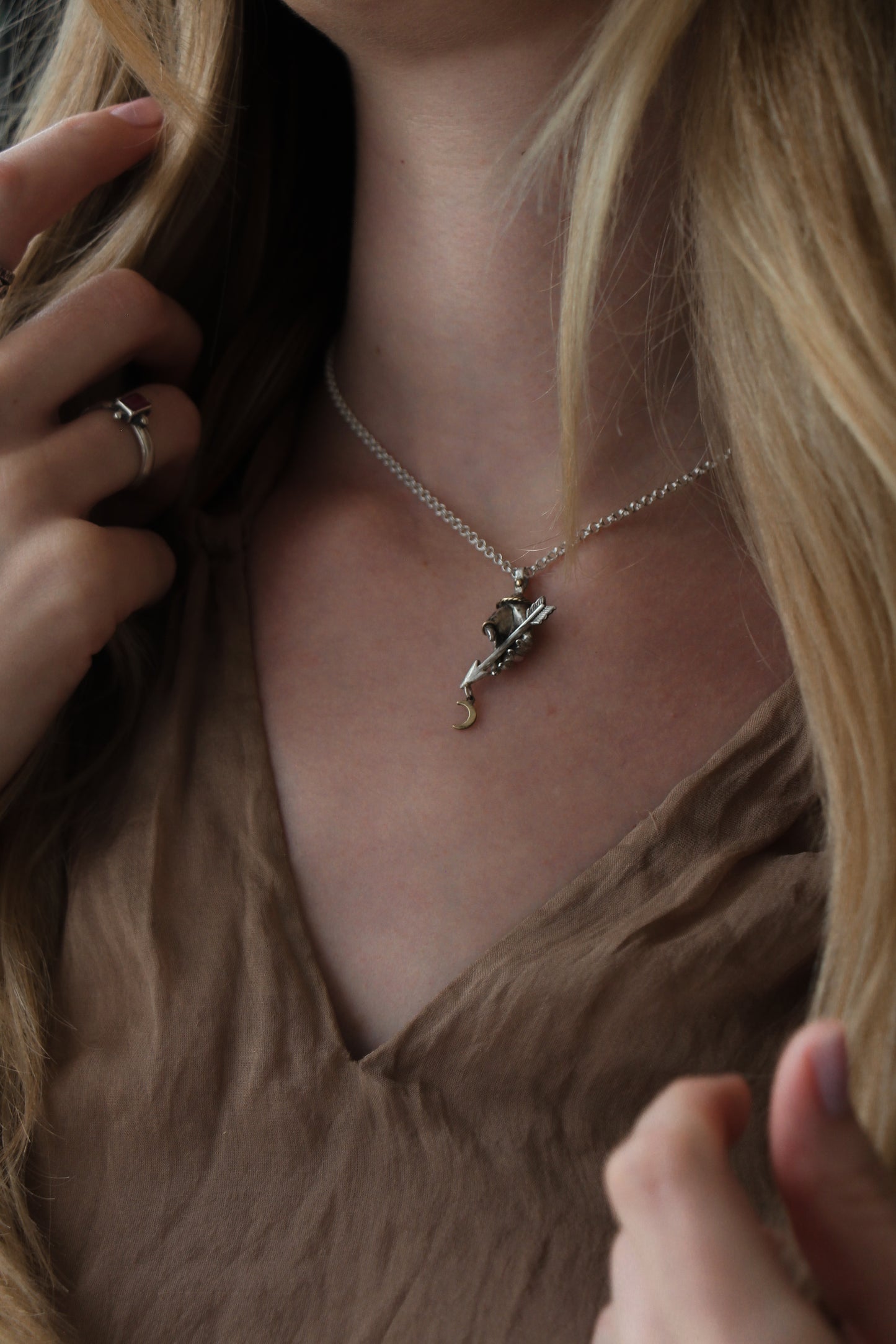 RELICS armors arrow hand necklace with brass details