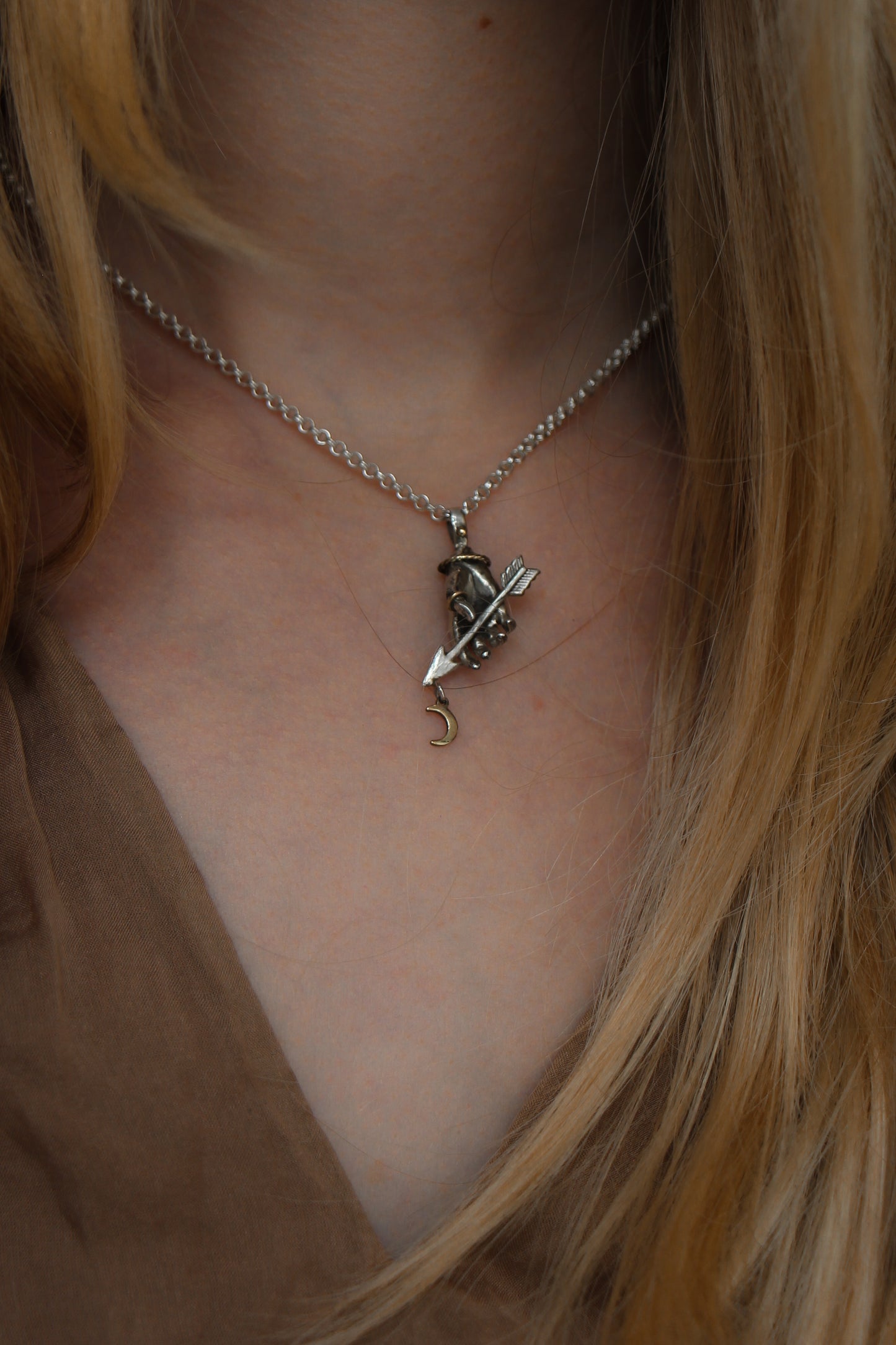 RELICS armors arrow hand necklace with brass details