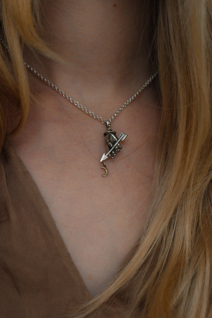 RELICS armors arrow hand necklace with brass details