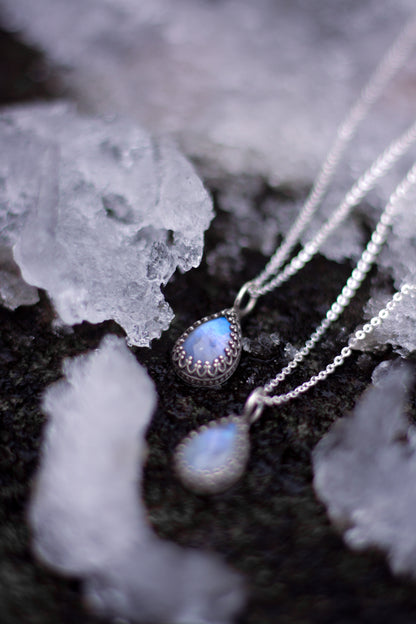 SYLÚN Mondstein-Tropfenhalskette aus Sterlingsilber