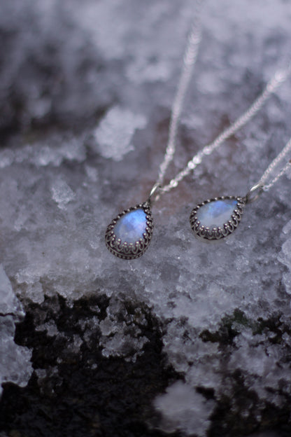 SYLÚN Mondstein-Tropfenhalskette aus Sterlingsilber