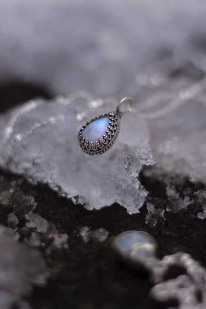 SYLÚN Mondstein-Tropfenhalskette aus Sterlingsilber