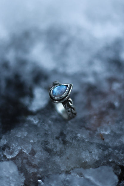 NYVÁLIS II Mondsteinring aus Sterlingsilber