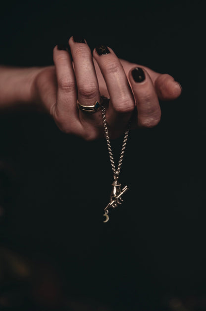 RELICS armors arrow hand necklace with brass details