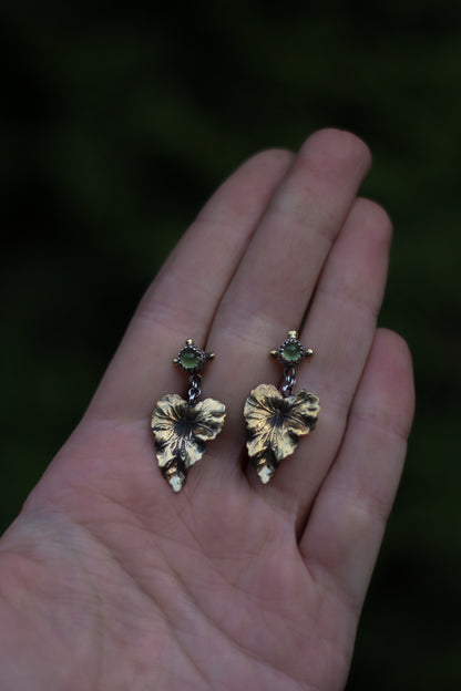NÁNDILAS Elven Ivy Peridot Earrings in Brass and Silver