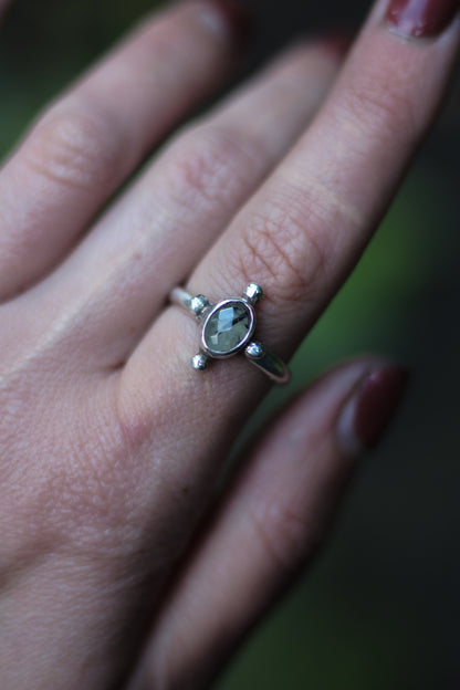THALÍR Prehnite Ring in Sterling Silver