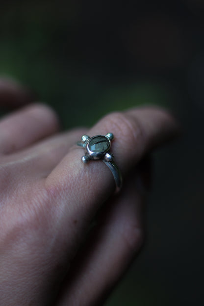 THALÍR Prehnite Ring in Sterling Silver