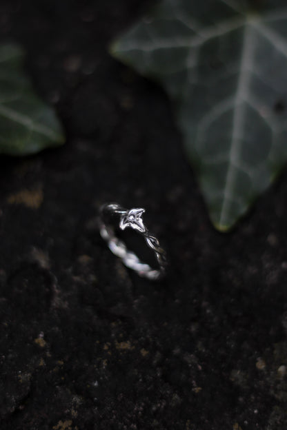 NÁNDILAS Elven Ivy Ring in Sterling Silver