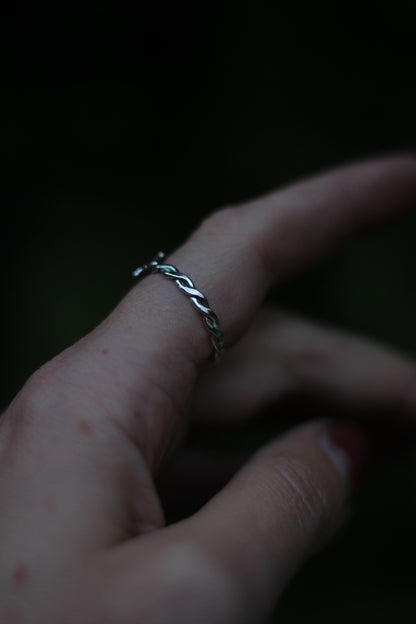 NÁNDILAS Elven Ivy Ring in Sterling Silver