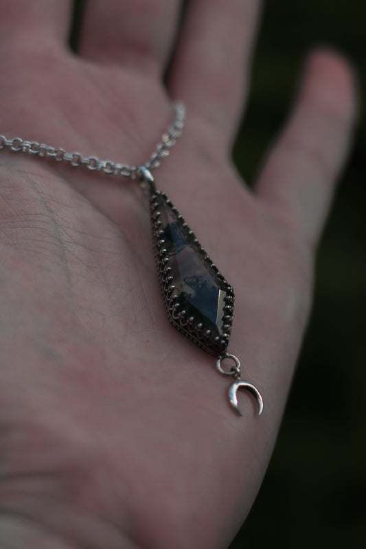 ITHILWEN Moosachat Halskette in Sterling Silber mit Mond Detail