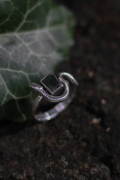 SÍRIEL III sterling silver snake ring with square moss agate