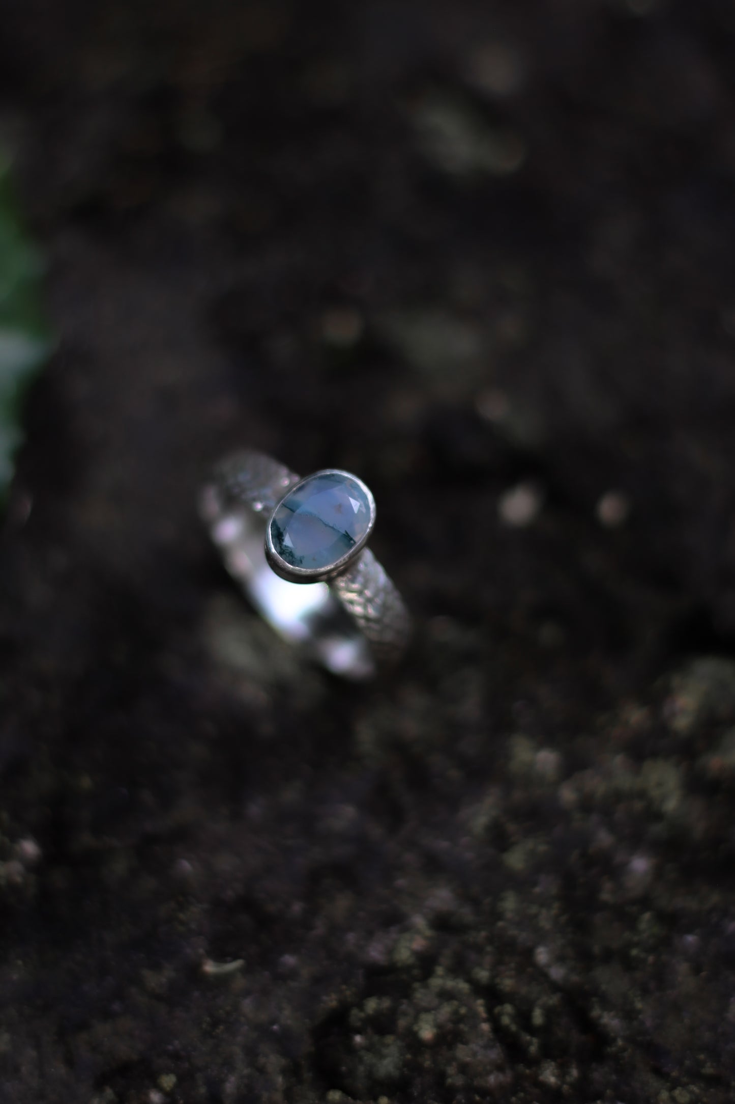 NËSSIRIL snake texture ring with moss agate in sterling silver