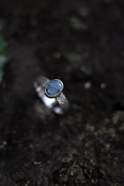 NËSSIRIL snake texture ring with moss agate in sterling silver