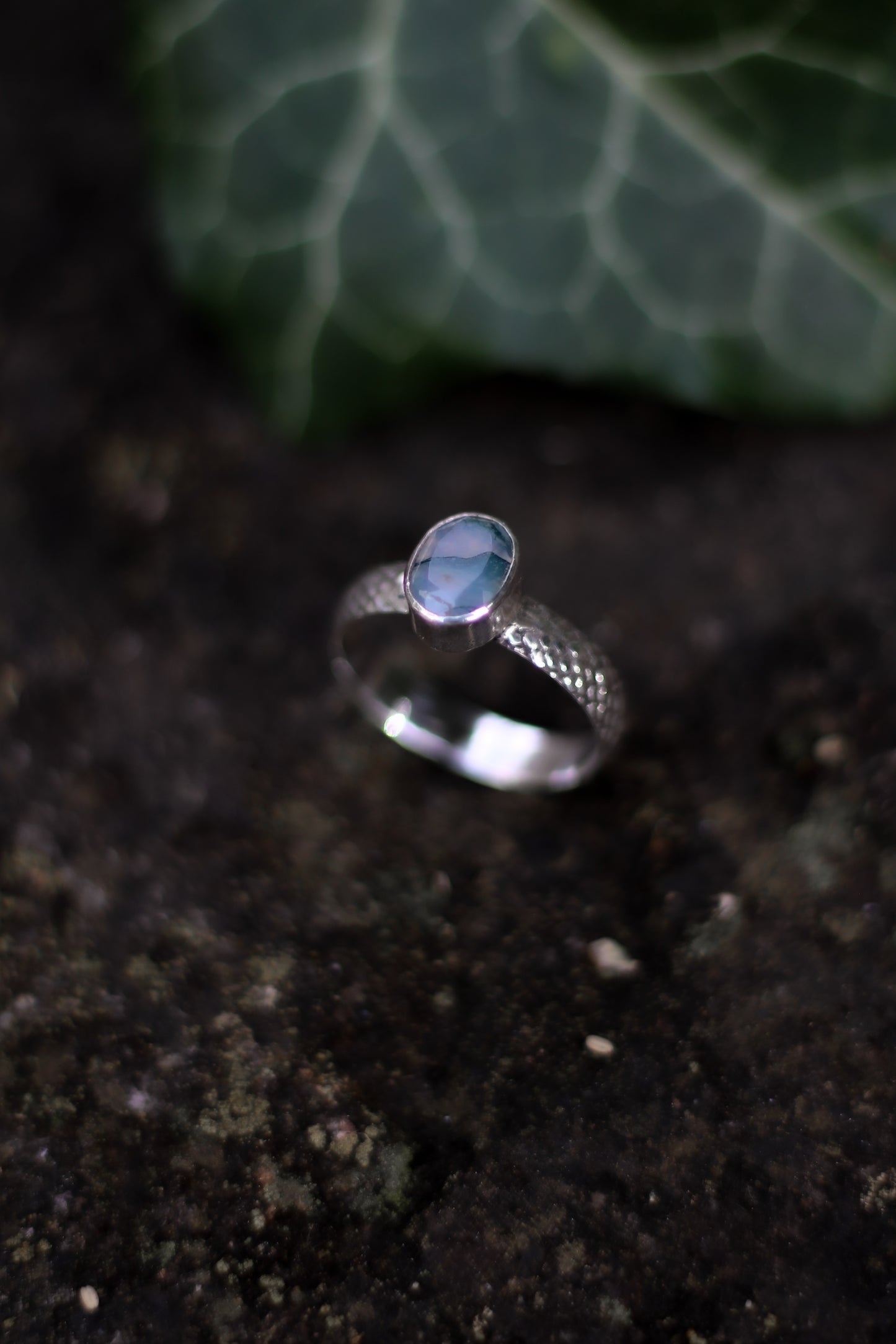 NËSSIRIL snake texture ring with moss agate in sterling silver