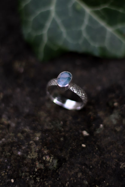 NËSSIRIL snake texture ring with moss agate in sterling silver
