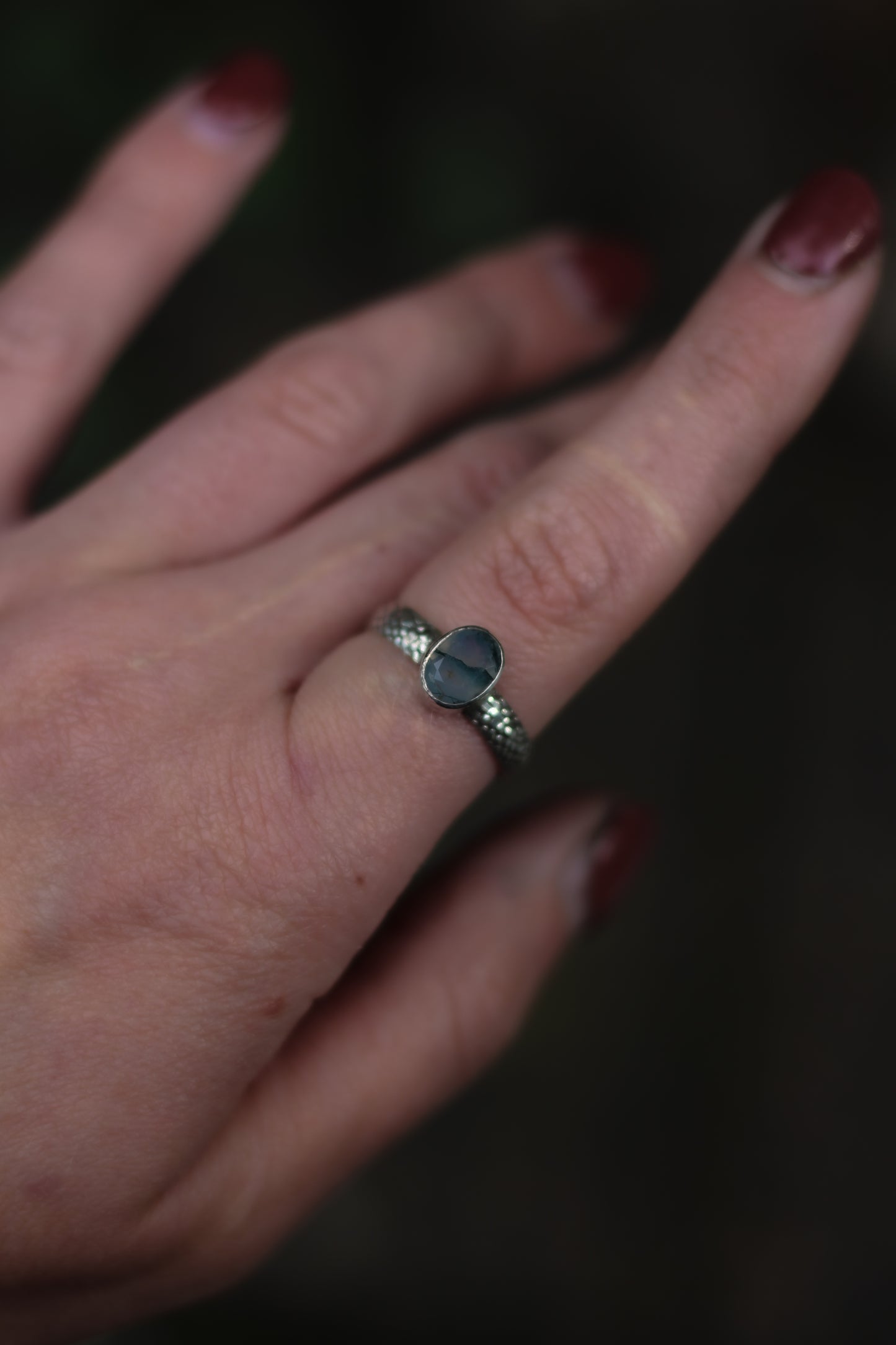 NËSSIRIL snake texture ring with moss agate in sterling silver