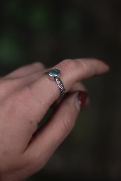 NËSSIRIL snake texture ring with moss agate in sterling silver