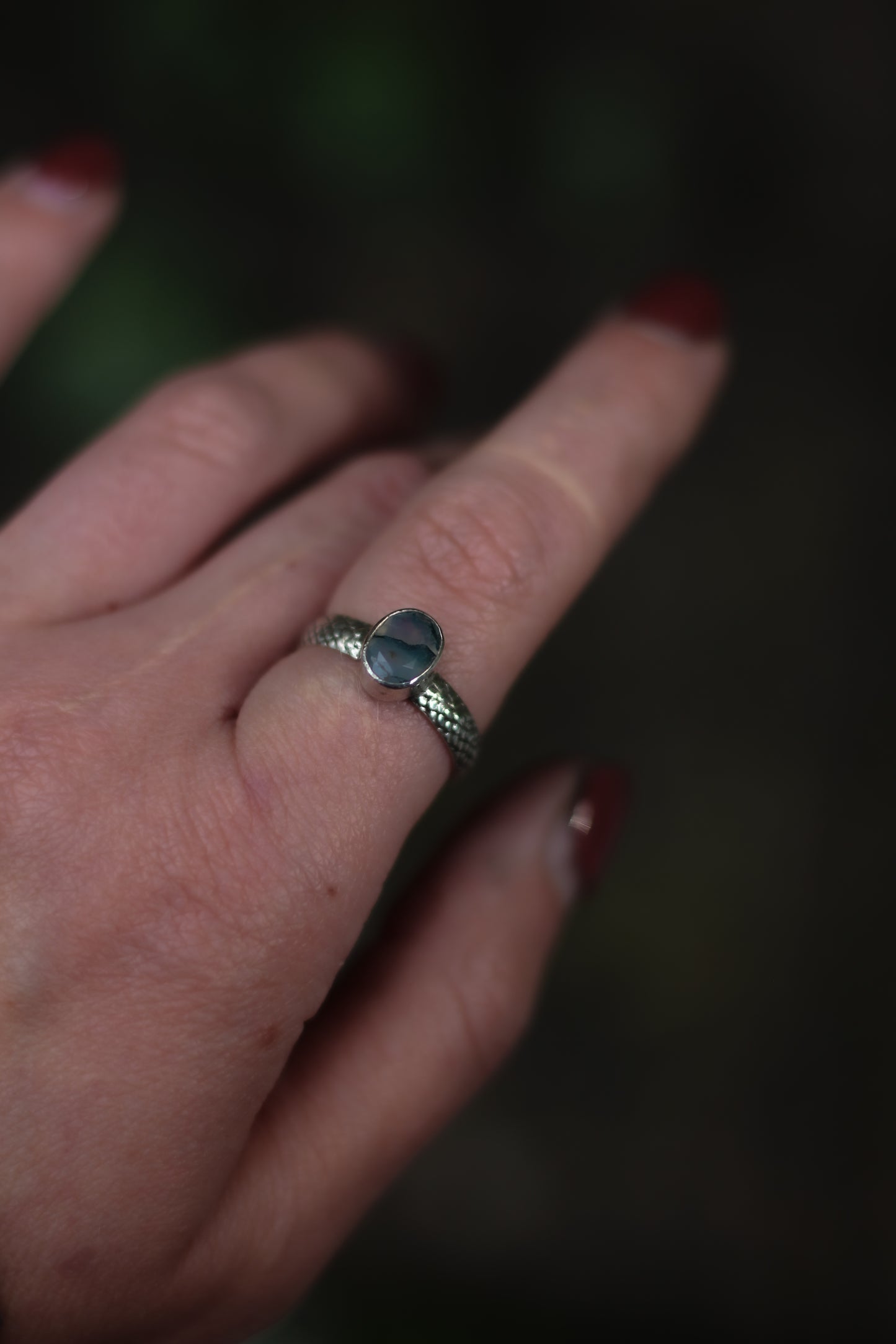 NËSSIRIL snake texture ring with moss agate in sterling silver