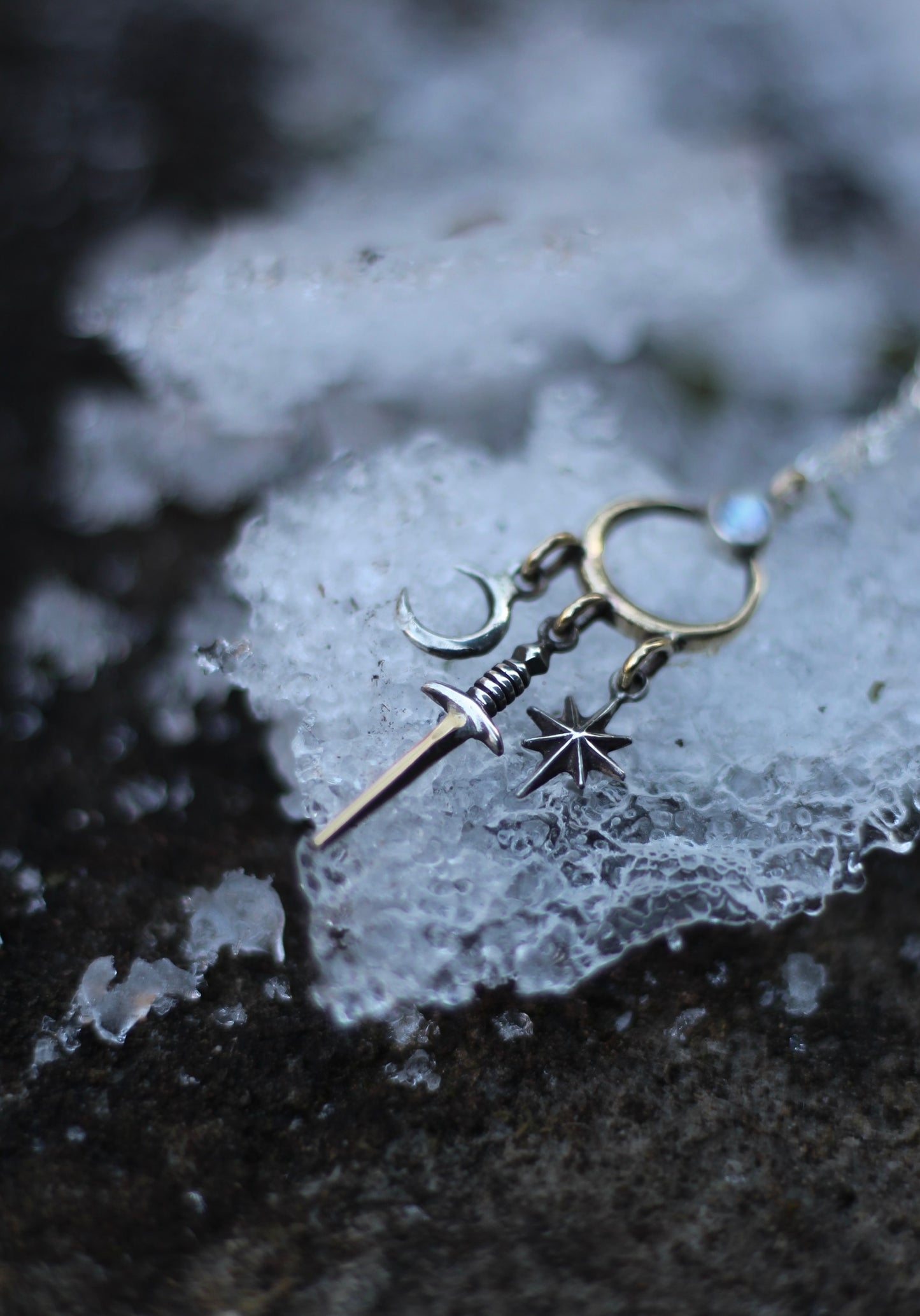 VARYN II High Fantasy Mondstein-Schwert-Halskette aus Messing und Silber