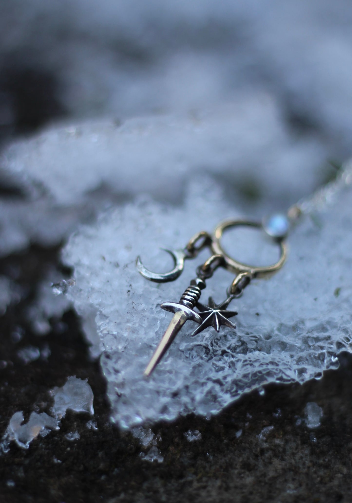 VARYN II High Fantasy Mondstein-Schwert-Halskette aus Messing und Silber