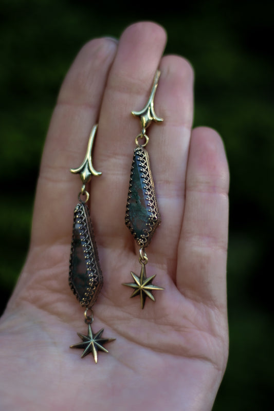 ELENWË Moosachat Fantasy Ohrringe in Messing mit Stern Detail